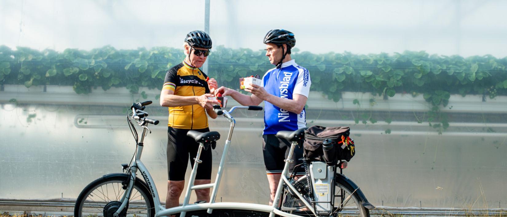 Best buddies samen op de fiets