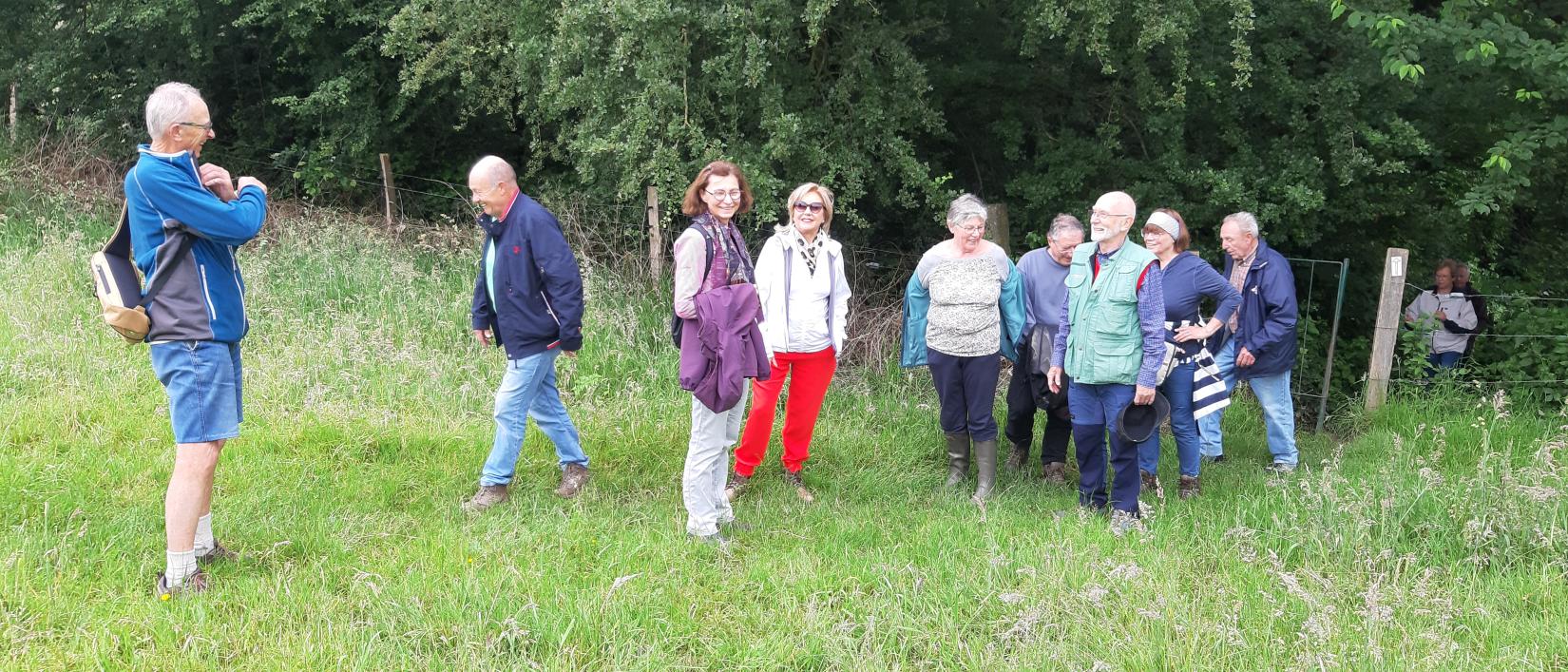 Groep wandelaars komen door "draaimolen" aan in een weide