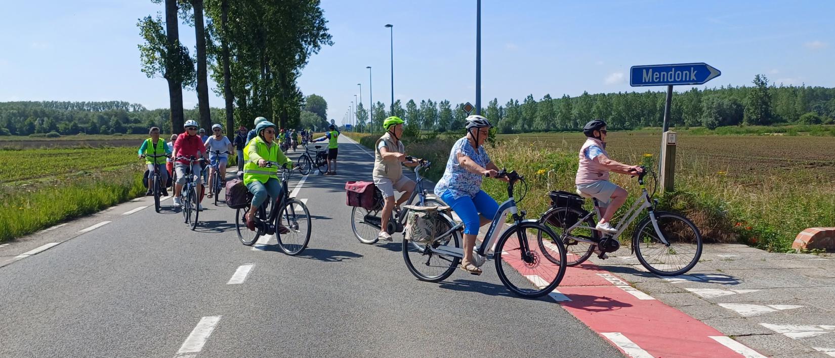 Groepfietser die een andere weg inslaan.