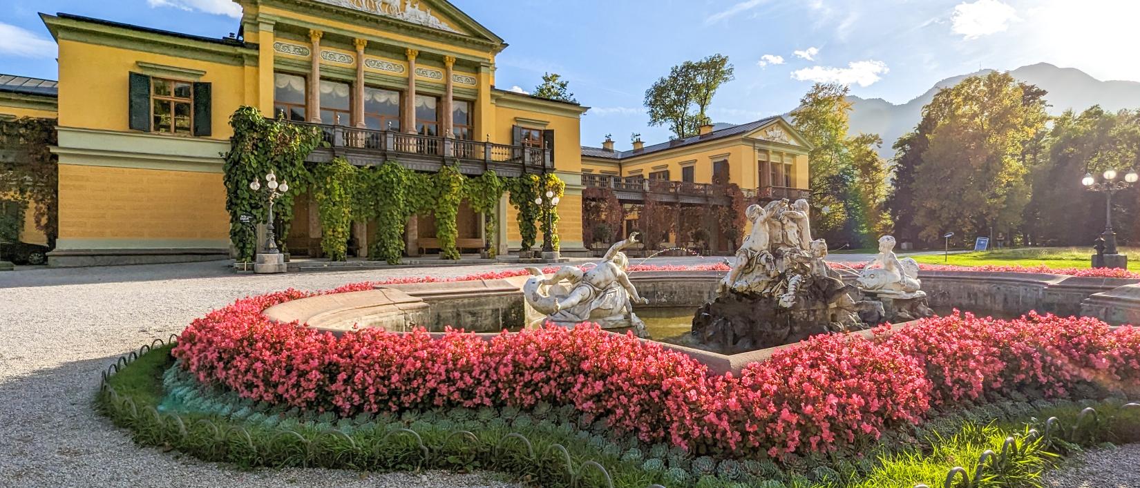 De knalgele Kaiservilla valt op