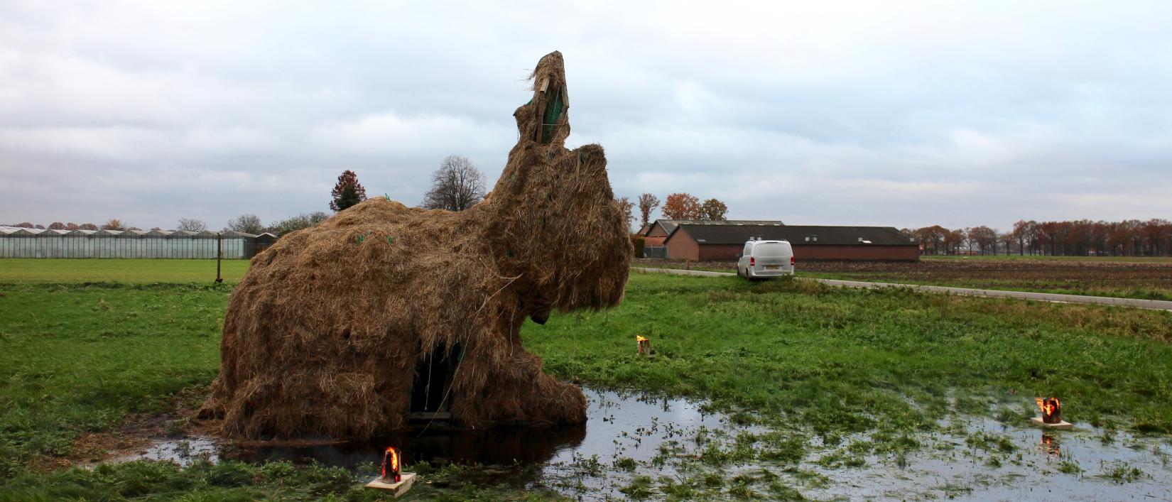Erik van Lieshout, Hooi-sculptuur, 2023.