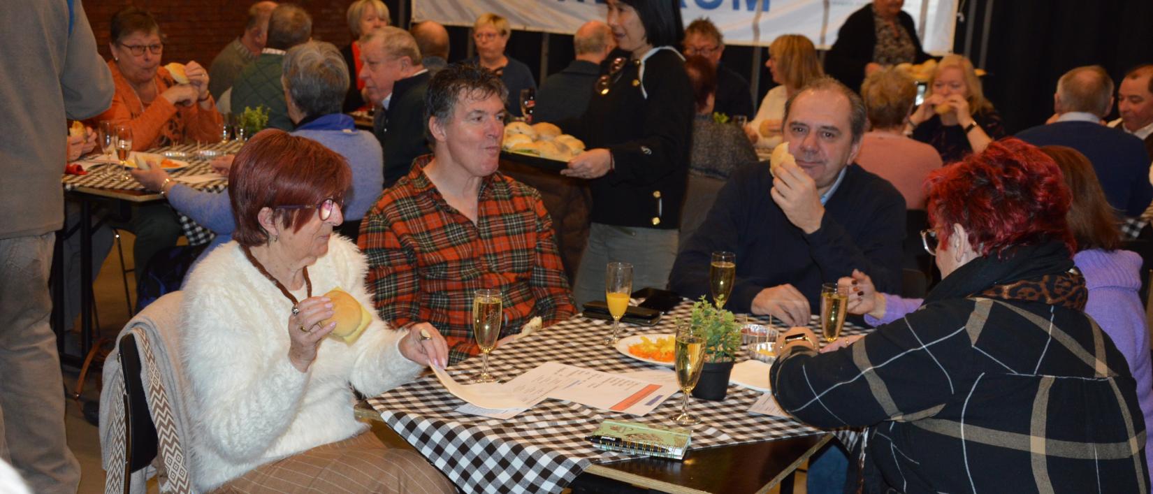 Gezellig genieten van een drankje en een broodje op de nieuwjaarsfdrink