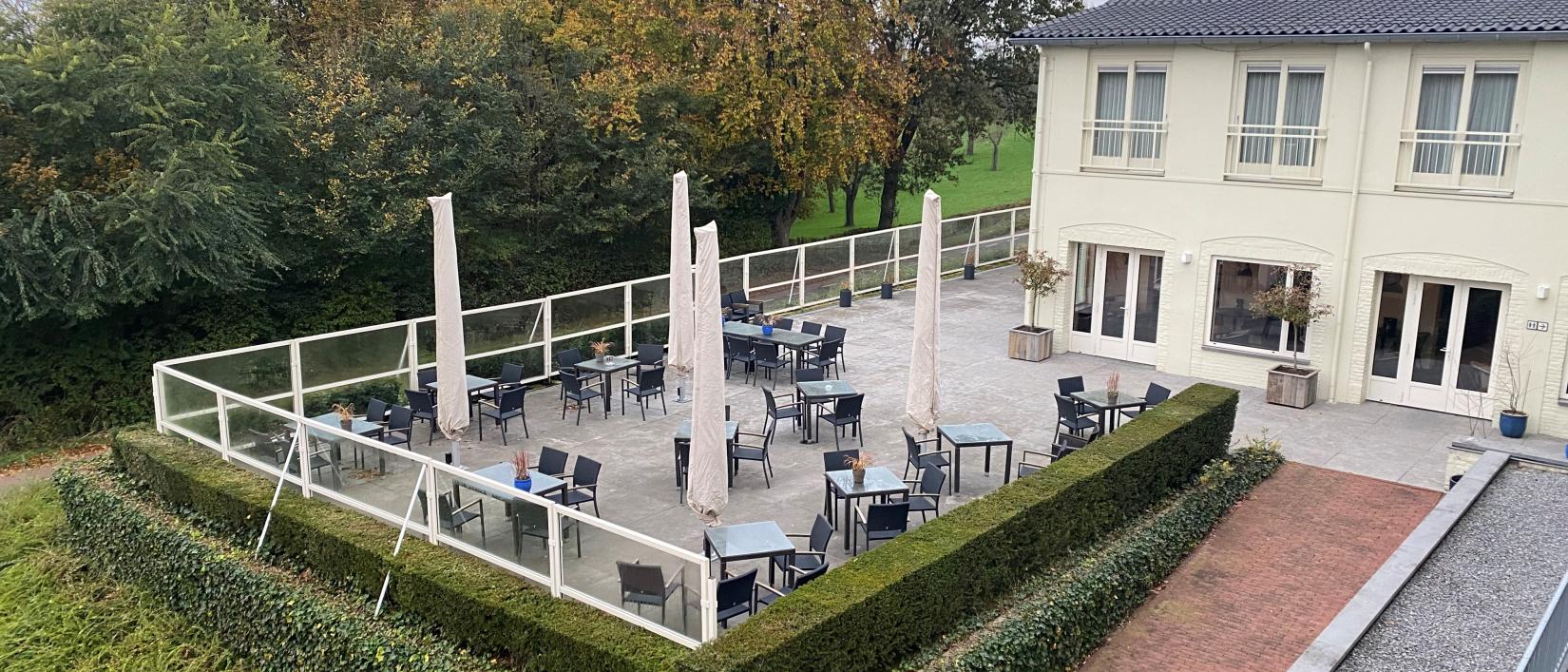 Hotel met terras.