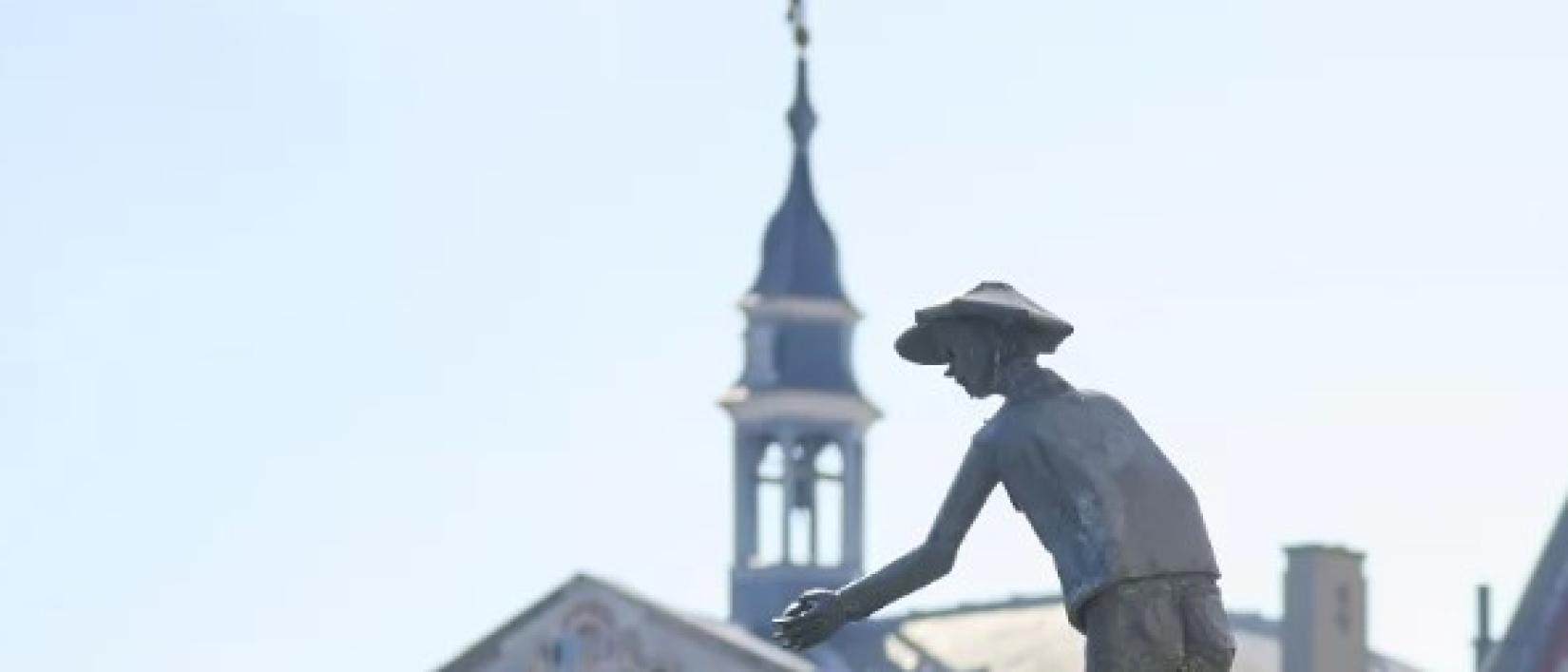 Standbeeld van Peegie op de Grote Markt van Roeselare