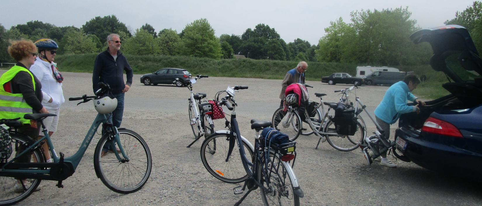 Fietsers maken zich klaar voor de tocht.
