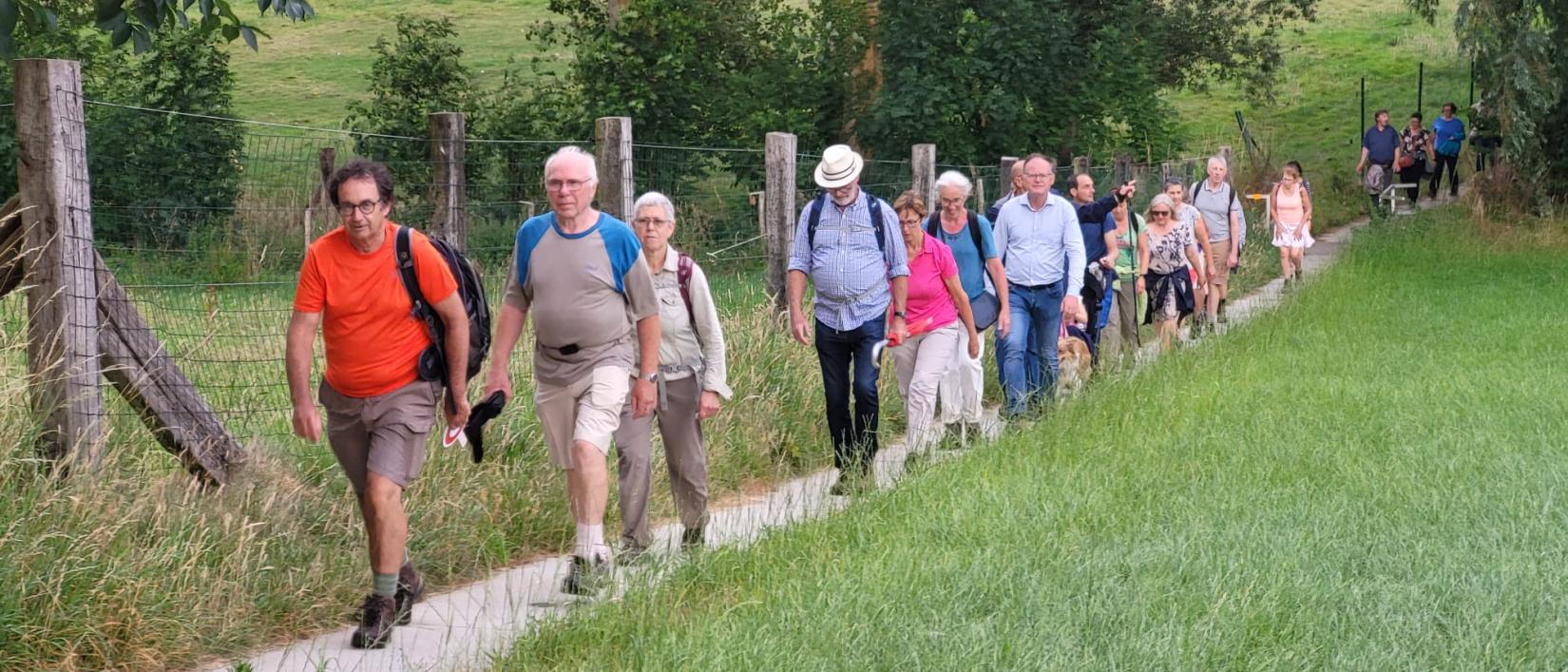 Wandelaars langs trage wegen