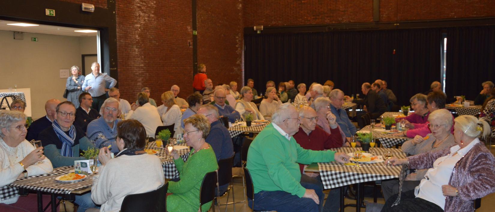Vel volk op de jaarlijkse Pasardrink