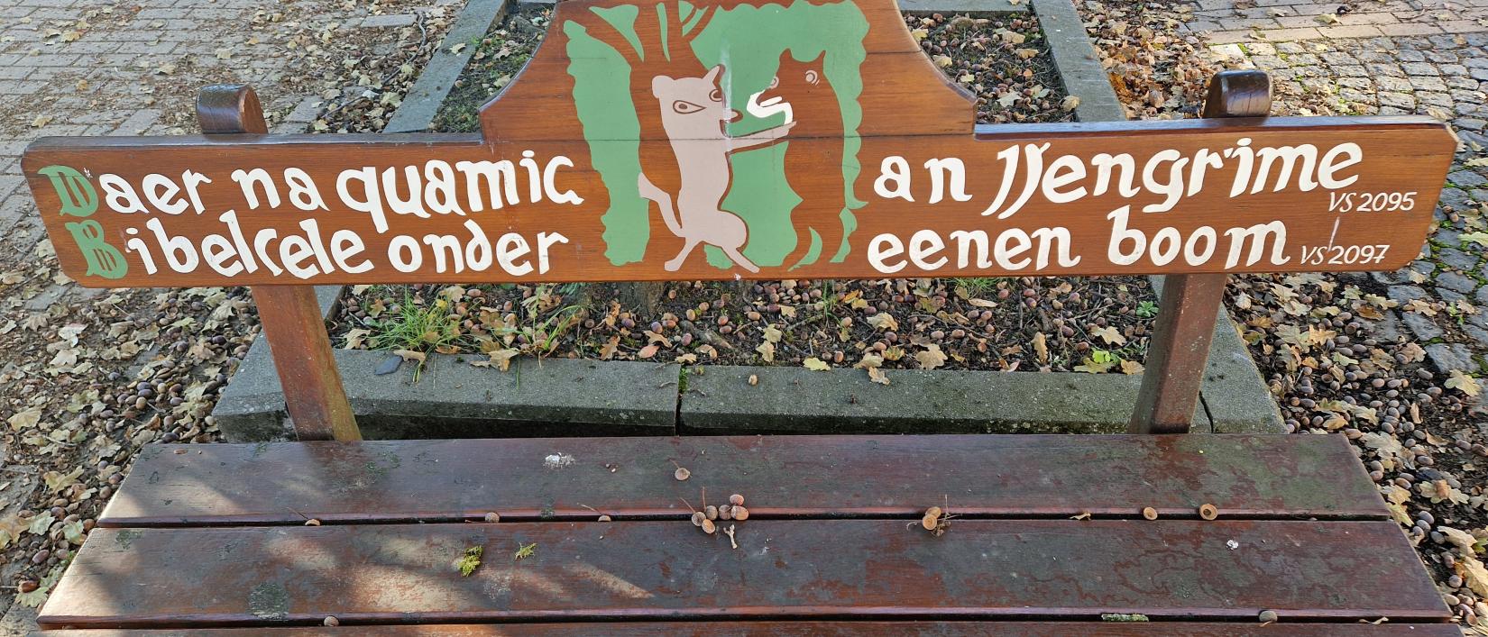 De Reynaertbank op de dorpsplein van Belsele