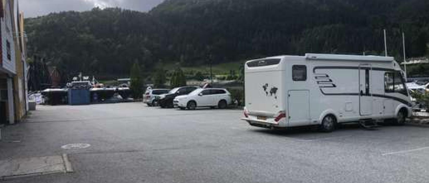 Hoofdfoto Plaats bij haven in Leirvik