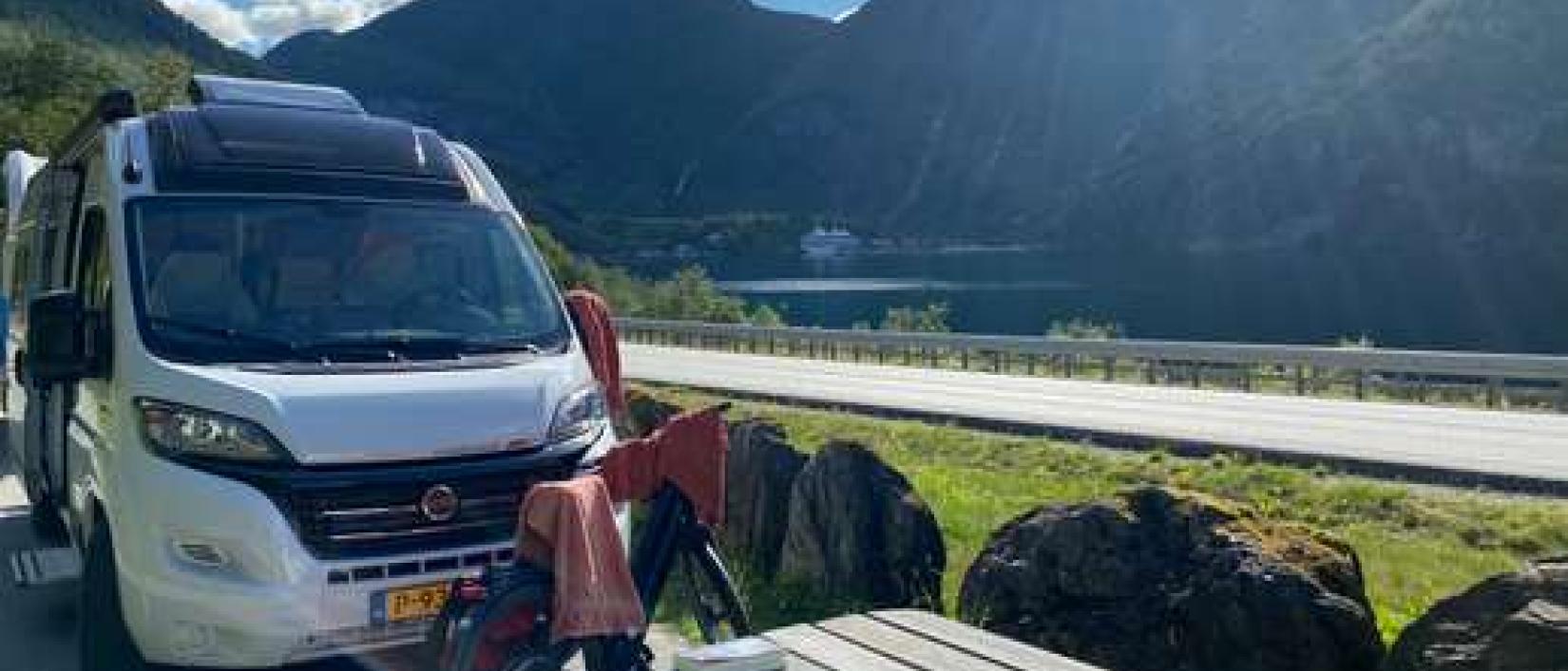Hoofdfoto Parkeerplaats met picknicktafel