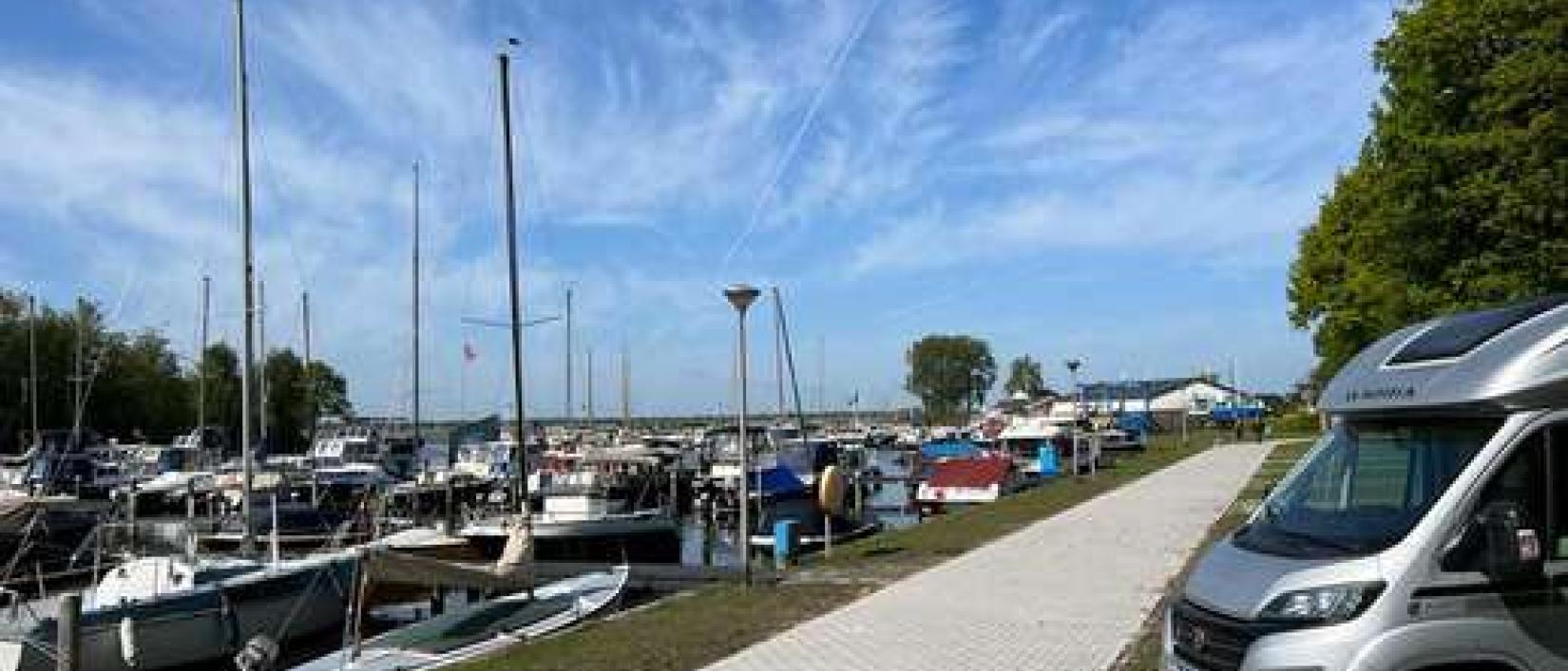 Hoofdfoto Camperlocatie Bij de Jachthaven