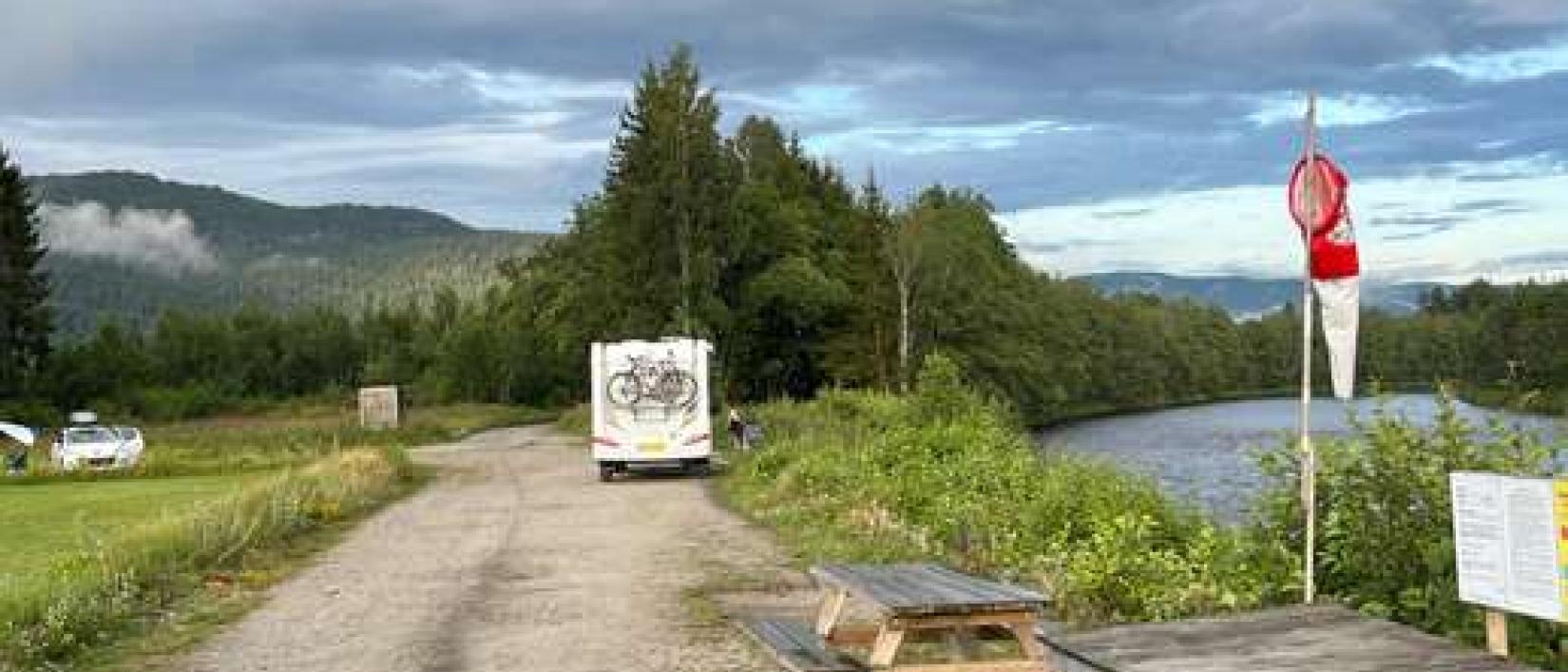 Hoofdfoto Vrije plaatsen aan rivier
