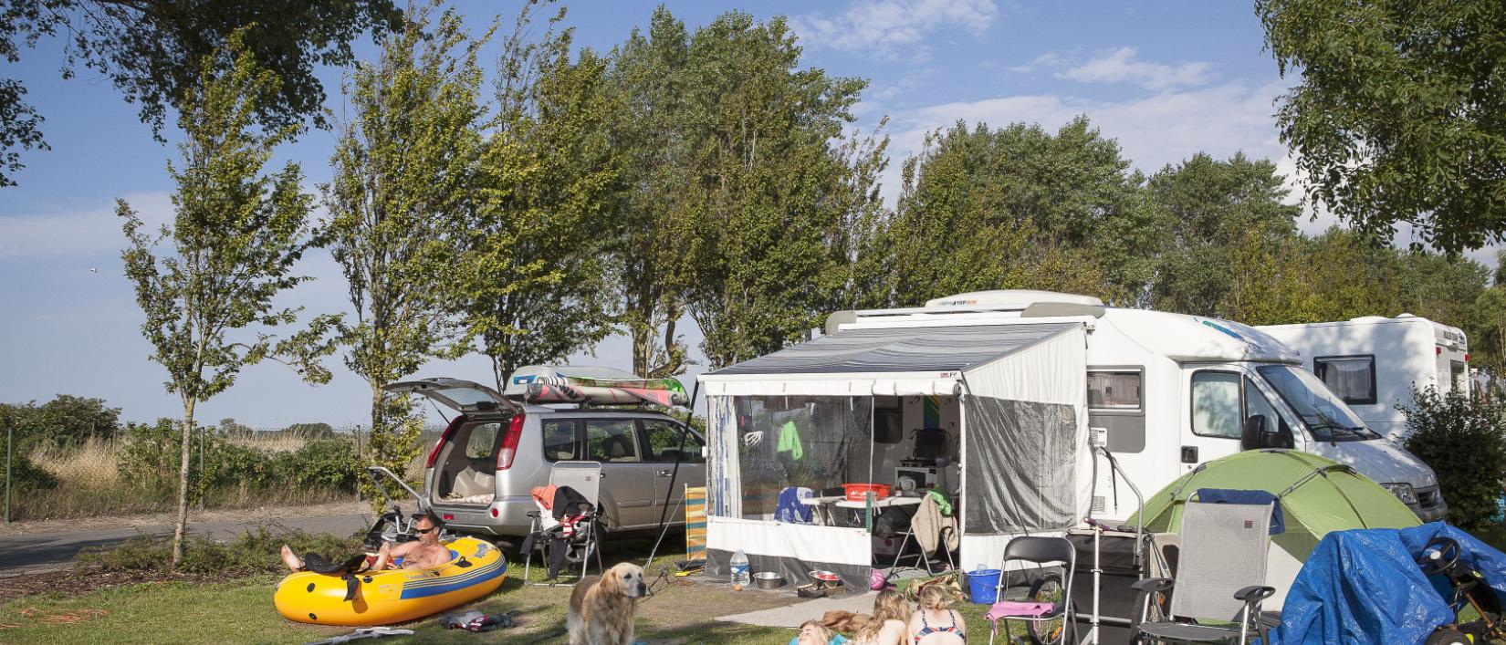 Over luifels en voortenten