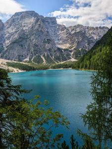 Zicht op het heldere water en de Croda del Becco / Seekofel 