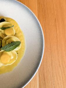 Tortellini met burrata en salie