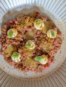 Tartaar van Simmentaler en mini-spruitjes 