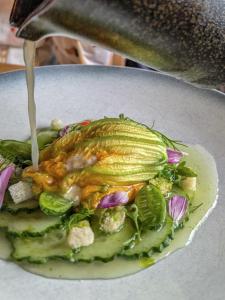 Komkommergazpacho met dille en courgettebloem gevuld met geitenkaas