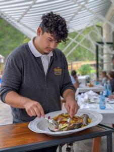 Aan tafel gefileerde zalmforel bij Hotel Lago di Braies