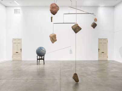 Alicja Kwade. Dusty Die