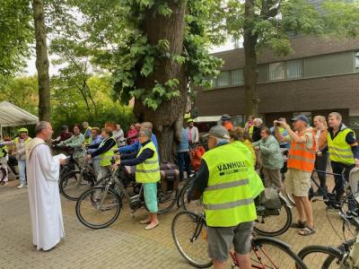 Fietszegening bij de start van de eerste fietstocht Kachtem fietst in 2024