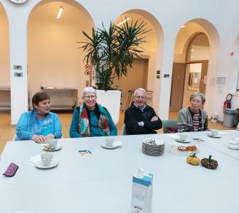 Een kopje koffie met cake tussendoor