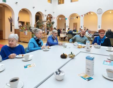 Een kopje koffie met cake tussendoor