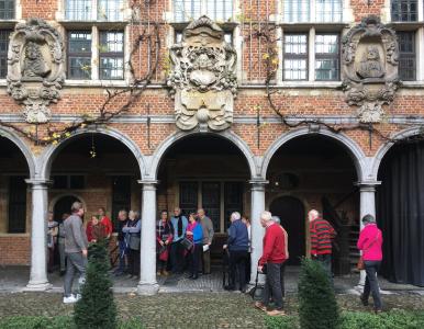 Samenkomen in de binnentuin van het museum