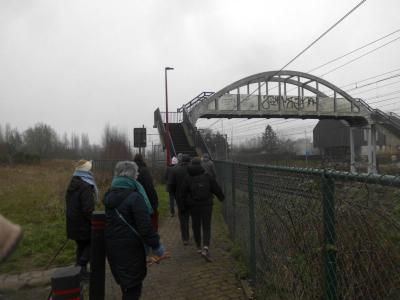 De voetgangersbrug over de spoorweg