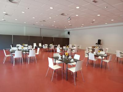 De zaal sta klaar Om de mensen te ontvangen 