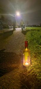 kaarslichtjes wijzen de weg