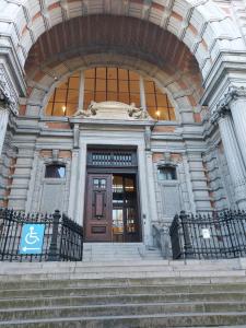 Het hoofdportaal van het Gerechtshof