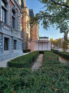 In- en uitgang voor de politie met de beklaagden.