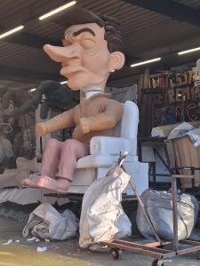 in ateliers wordt hard gewerkt aan praalwagens