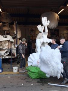 in ateliers wordt hard gewerkt aan praalwagens