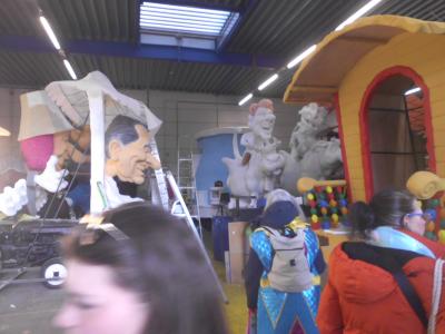 in ateliers wordt hard gewerkt aan praalwagens