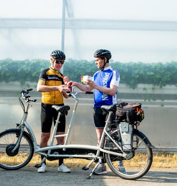 Best buddies samen op de fiets