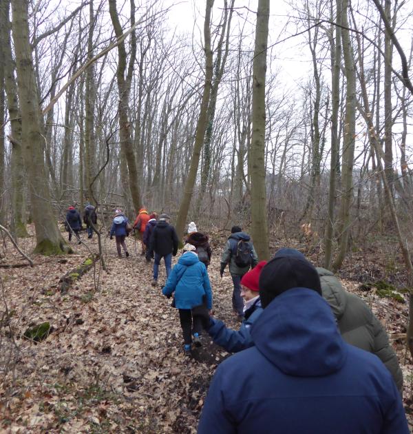 Wandelaars in een winters bos