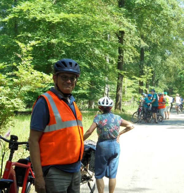 De leider van de fietstocht