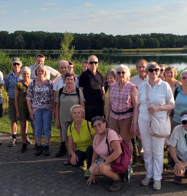 Wandelaars tijdens een prachtige zomervond