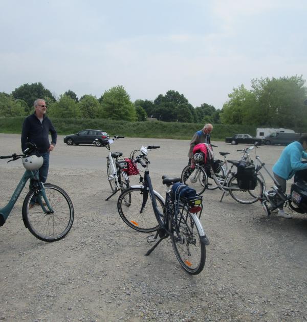Fietsers maken zich klaar voor de tocht.