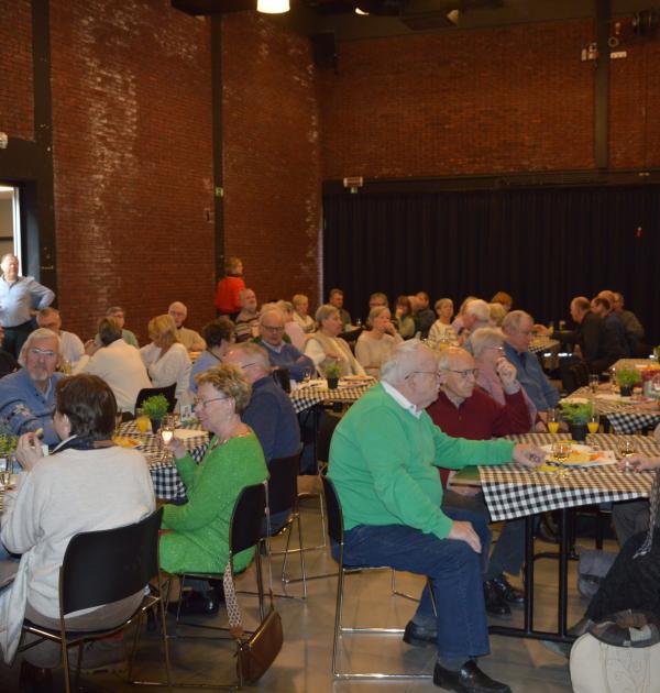 Vel volk op de jaarlijkse Pasardrink