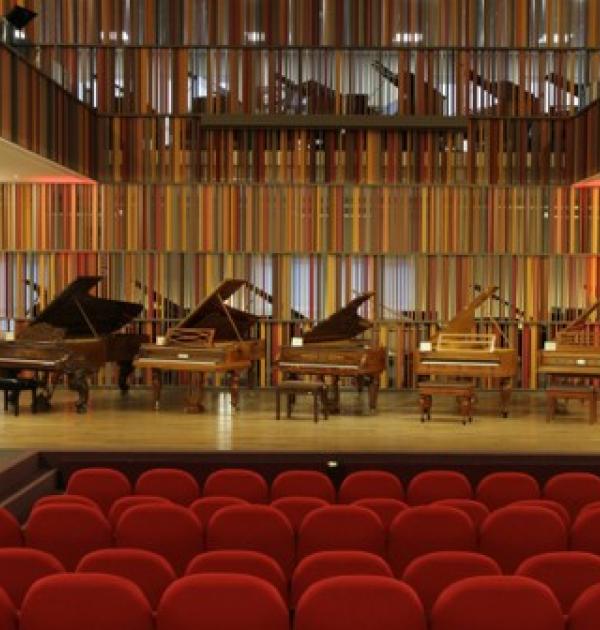 Toonzaal piano's Maene
