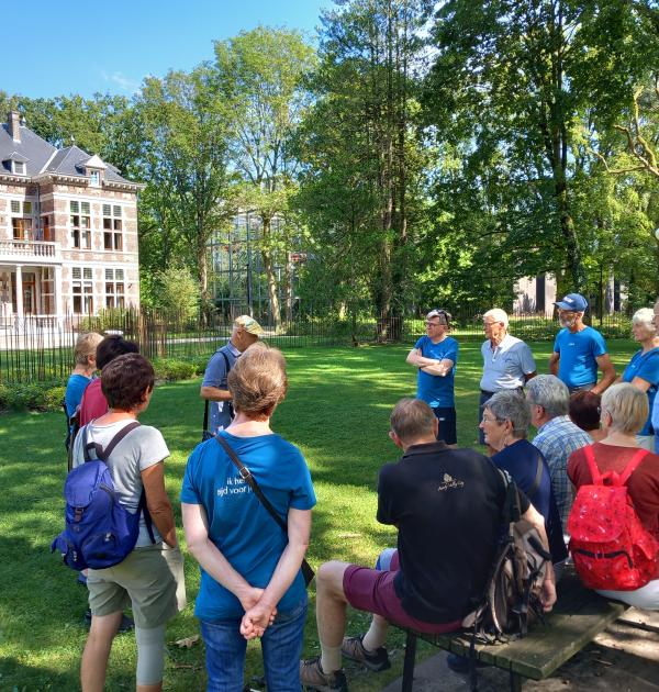 Gids leidt ons bezoek in
