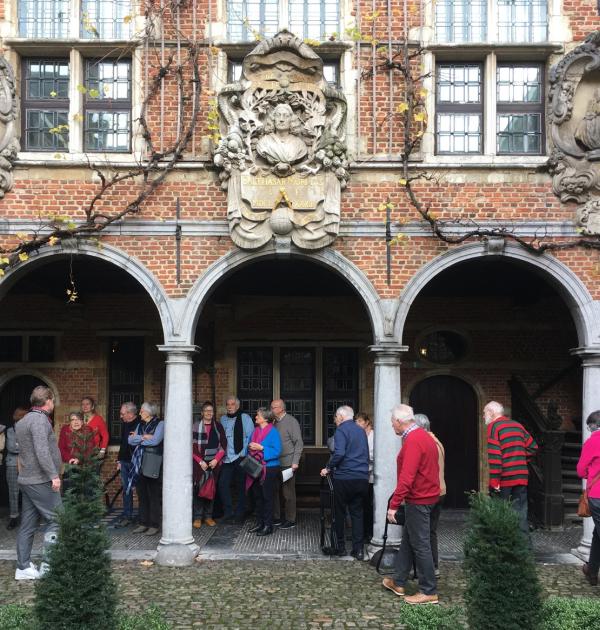 Samenkomen in de binnentuin van het museum