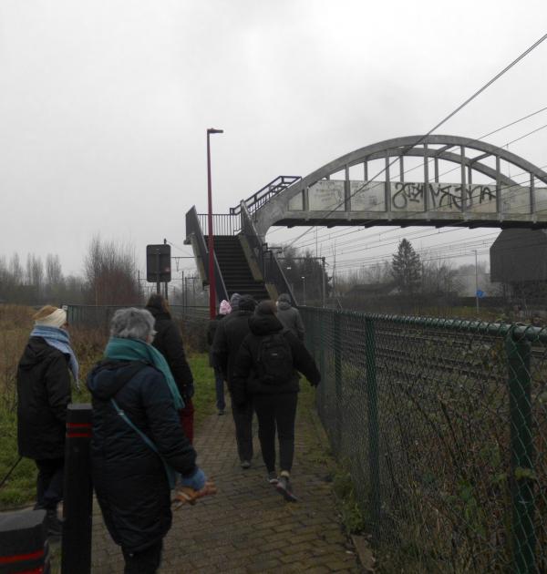 De voetgangersbrug over de spoorweg