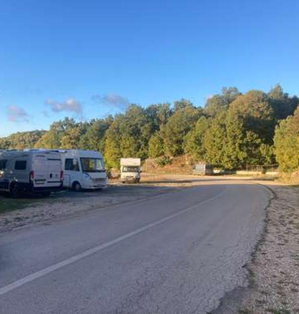 Hoofdfoto Parkplatz am Ortseingang von Monodentri
